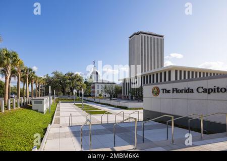 Tallahassee, Florida, USA - 18. April 2022: Das alte und neue Florida State Capitol und das Florida House Office Building Stockfoto