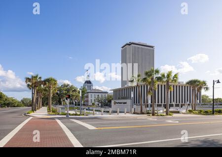 Tallahassee, Florida, USA - 18. April 2022: Das alte und neue Florida State Capitol und das Florida House Office Building Stockfoto
