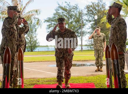 PITI, Guam (17. Juni 2022) Hauptmann Gareth Healy erhält Auszeichnungen von Nebenjungen während der Zeremonie des Befehlshabers, Task Force 75 zum Kommandowechsel. Healy hat das Kommando als Commodore, CTF 75, an Captain Shaun Hart abgegeben. CTF 75 bietet Expeditionskampfkapazitäten in den USA Das 7. Flottengebiet der Navy ist in der Lage, der Flotte vielfältige Kampffähigkeiten zur Verfügung zu stellen, die kampfbereit sind und überall in der 7.-Flotte der USA eingesetzt werden können, um auf alle Eventualitäten zu reagieren. Die Expeditionstruppen der Navy dienen in erster Linie der Unterstützung der Kampfaktionen der Flotte Stockfoto