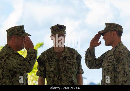 PITI, Guam (17. Juni 2022) Kommodore, Kommandeur, Task Force 75, Captain Shaun, rechts, salutiert Kapitän Gareth Healy während des Kommandowechsels am Polaris Point mit Vizebefehlshaber der US-7.-Flotte, Konteradmiral Robert Clark, der den Vorsitz der Zeremonie innehatte. CTF 75 bietet Expeditionskampfkapazitäten in den USA Das 7. Flottengebiet der Navy ist in der Lage, der Flotte vielfältige Kampffähigkeiten zur Verfügung zu stellen, die kampfbereit sind und überall in der 7.-Flotte der USA eingesetzt werden können, um auf alle Eventualitäten zu reagieren. Die Expeditionstruppen der Navy existieren in erster Linie in Su Stockfoto