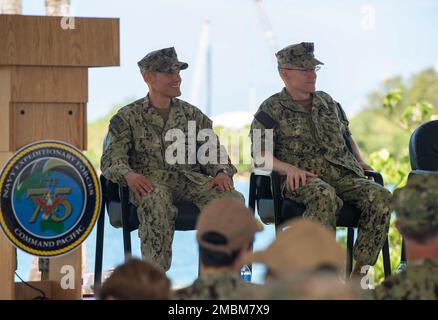 PITI, Guam (17. Juni 2022) Vice Commander, U.S. 7. Fleet, Konteradmiral Robert Clark, Right und Commodore, Commander, Task Force 75 Captain Shaun, schauen während der Zeremonie zum Kommandowechsel nach. Gareth Healy hat das Kommando als Commodore aufgegeben, CTF 75 an lieb. CTF 75 bietet Expeditionskampfkapazitäten in den USA Das 7. Flottengebiet der Navy ist in der Lage, der Flotte vielfältige Kampffähigkeiten zur Verfügung zu stellen, die kampfbereit sind und überall in der 7.-Flotte der USA eingesetzt werden können, um auf alle Eventualitäten zu reagieren. Die Expeditionstruppen der Navy existieren zuerst und F. Stockfoto