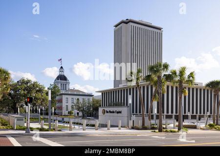 Tallahassee, Florida, USA - 18. April 2022: Das alte und neue Florida State Capitol und das Florida House Office Building Stockfoto