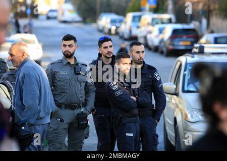 Jerusalem, Israel. 20. Januar 2023. Die israelische Polizei steht Wache, während Demonstranten an der Demonstration teilnehmen. Israelische linksgerichtete Friedensaktivisten und Palästinenser nehmen an einer Demonstration gegen Vertreibungen aus Häusern im israelisch annektierten Stadtviertel Ostjerusalem von Scheich Jarrah Teil, Israels neuer nationaler Sicherheitsminister Itamar Ben-Gvir befahl dem Polizeikommandanten am 8. Januar, Offiziere zu ermächtigen, palästinensische Flaggen, die in öffentlichen Räumen fliegen, zu entfernen. Kredit: SOPA Images Limited/Alamy Live News Stockfoto