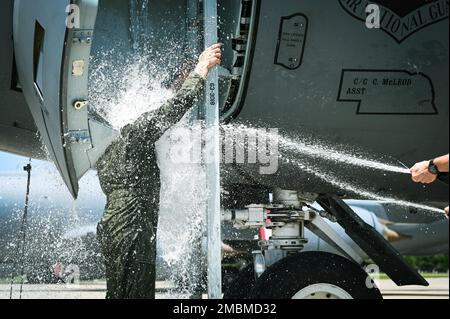 LT. Oberst Karl Duerk, 155. Air Tanken Flügelpilot, feiert nach seinem fini-Flug am 17. Juni 2022 auf der Lincoln Air Force Base, Neb. Duerk hatte 3.500 Flugstunden während seiner militärischen Karriere. Stockfoto