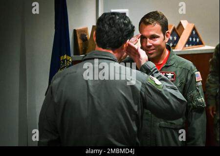 Oberstleutnant Karl Duerk salutierte Oberst Mark Hopson am 17. Juni 2022 während einer Ruhestandszeremonie auf dem Luftwaffenstützpunkt Lincoln, Neb. Duerk hatte während seiner militärischen Laufbahn 3.500 Flugstunden. Stockfoto