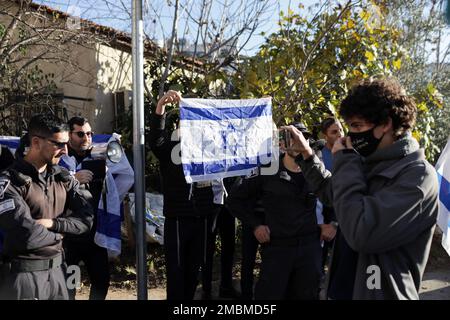 Jerusalem, Israel. 20. Januar 2023. Demonstranten halten während der Demonstration eine Flagge. Israelische linksgerichtete Friedensaktivisten und Palästinenser nehmen an einer Demonstration gegen Vertreibungen aus Häusern im israelisch annektierten Stadtviertel Ostjerusalem von Scheich Jarrah Teil, Israels neuer nationaler Sicherheitsminister Itamar Ben-Gvir befahl dem Polizeikommandanten am 8. Januar, Offiziere zu ermächtigen, palästinensische Flaggen, die in öffentlichen Räumen fliegen, zu entfernen. (Foto: Saeed Qaq/SOPA Images/Sipa USA) Guthaben: SIPA USA/Alamy Live News Stockfoto