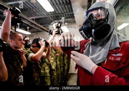 220617-N-PW480-0104 GREAT LAKES, ILLINOIS (17. Juni 2022) – Damage Controlman 1. Klasse Adam Vincent, ein Ausbilder für Brandbekämpfung und Schadenskontrolle beim Recruit Training Command (RTC), erteilt Anweisungen an Naval Reserve Officer Training Corps (NROTC) Neue Studenten Indoktrination (NSI)-Hebammenkandidaten innerhalb der Vertrauenskammer bei RTC, Juni 17. Nach Abschluss des NSI beginnen die Kandidaten in diesem Herbst ihr erstes Jahr des NROTC-Programms an Hochschulen und Universitäten im ganzen Land. NSI ist ein Indoktrinierungsprogramm, das bei RTC ausgerichtet wird und den Fähnrich-Fähnrich-Fähnrich-Fähnrich-Fähnrich-Fähnrich-Fähnrich-Fähnrich-Fähnrich eine allgemeine militärische Stockfoto