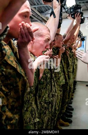 220617-N-PW480-0135 GREAT LAKES, ILLINOIS (17. Juni 2022) – Naval Reserve Officers Training Corps (NROTC) Neue Studenten-Indoktrination (NSI)-Flottenkandidaten nehmen am 17. Juni in der Vertrauenskammer am Recruit Training Command (RTC) Teil. Nach Abschluss des NSI beginnen die Kandidaten in diesem Herbst ihr erstes Jahr des NROTC-Programms an Hochschulen und Universitäten im ganzen Land. NSI ist ein Indoktrinierungsprogramm, das bei RTC ausgerichtet wird und den Fähnrich-Fähnrich eine gemeinsame militärische Ausbildung vermittelt. NSI bietet Grundausbildung in fünf Grundlagen der Kriegsführung an – Brandbekämpfung, Schadensbegrenzung, Seemannshi Stockfoto