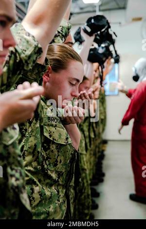 220617-N-PW480-0207 GREAT LAKES, ILLINOIS (17. Juni 2022) – Naval Reserve Officers Training Corps (NROTC) Neue Studenten-Indoktrination (NSI)-Flottenkandidaten nehmen am 17. Juni in der Vertrauenskammer am Recruit Training Command (RTC) Teil. Nach Abschluss des NSI beginnen die Kandidaten in diesem Herbst ihr erstes Jahr des NROTC-Programms an Hochschulen und Universitäten im ganzen Land. NSI ist ein Indoktrinierungsprogramm, das bei RTC ausgerichtet wird und den Fähnrich-Fähnrich eine gemeinsame militärische Ausbildung vermittelt. NSI bietet Grundausbildung in fünf Grundlagen der Kriegsführung an – Brandbekämpfung, Schadensbegrenzung, Seemannshi Stockfoto