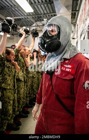 220617-N-PW480-0173 GREAT LAKES, ILLINOIS (17. Juni 2022) – Damage Controlman 1. Klasse Adam Vincent, ein Ausbilder für Brandbekämpfung und Schadenskontrolle beim Recruit Training Command (RTC), erteilt Anweisungen an Naval Reserve Officer Training Corps (NROTC) Neue Studenten Indoktrination (NSI)-Hebammenkandidaten innerhalb der Vertrauenskammer bei RTC, Juni 17. Nach Abschluss des NSI beginnen die Kandidaten in diesem Herbst ihr erstes Jahr des NROTC-Programms an Hochschulen und Universitäten im ganzen Land. NSI ist ein Indoktrinierungsprogramm, das bei RTC ausgerichtet wird und den Fähnrich-Fähnrich-Fähnrich-Fähnrich-Fähnrich-Fähnrich-Fähnrich-Fähnrich-Fähnrich eine allgemeine militärische Stockfoto