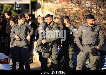 Jerusalem, Israel. 20. Januar 2023. Die israelische Polizei steht Wache, während Demonstranten an der Demonstration teilnehmen. Israelische linksgerichtete Friedensaktivisten und Palästinenser nehmen an einer Demonstration gegen Vertreibungen aus Häusern im israelisch annektierten Stadtviertel Ostjerusalem von Scheich Jarrah Teil, Israels neuer nationaler Sicherheitsminister Itamar Ben-Gvir befahl dem Polizeikommandanten am 8. Januar, Offiziere zu ermächtigen, palästinensische Flaggen, die in öffentlichen Räumen fliegen, zu entfernen. (Foto: Saeed Qaq/SOPA Images/Sipa USA) Guthaben: SIPA USA/Alamy Live News Stockfoto