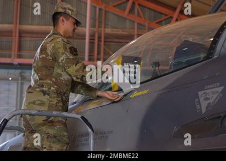 Senior Airman Tristen Estrada, Assistent des 849. Flugzeugwartungsgeschwaders, engagierter Crewchef, enthüllt den Namen von Colonel Justin B. Spears, 49.-Flügelkommandant, auf dem 49.-Flügel F-16 Viper Flaggschiff, 17. Juni 2022, auf dem Luftwaffenstützpunkt Holloman, New Mexico. Traditionell trägt das Flaggschiff des 49. Flügels den Namen des aktuellen Wing Commander. Stockfoto