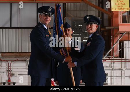 Oberst Justin B. Spears übernimmt das Kommando über den 49. Flügel von Generalmajor Craig D. Wills, 19. Luftwaffenkommandant, während einer Zeremonie zum Kommandowechsel am 17. Juni 2022 auf dem Luftwaffenstützpunkt Holloman, New Mexico. Zuvor war Speers Befehlshaber der 14. Operations Group bei Columbus AFB, Mississippi, bevor er seine neue Rolle bei Holloman übernahm. Stockfoto