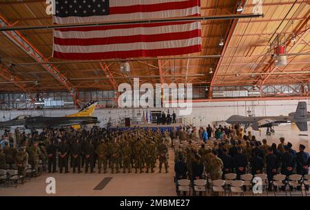 Mitglieder des Team Holloman und Mitglieder der örtlichen Gemeinde versammeln sich zur Zeremonie des 49. Wing-Kommandowechsels am 17. Juni 2022 auf dem Luftwaffenstützpunkt Holloman, New Mexico. Das Kommando des 49. Flügels wurde von Oberst Ryan P. Keeney an Oberst Justin B. Spears übertragen. Stockfoto