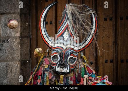 Piornal, Spanien. 20. Januar 2023. Die Maske der Jarramplas, die während der Veranstaltung auf den Straßen von Piornal zu sehen war. Jarramplas, eine spanische Tradition aus der Stadt Piornal, Extremadura, wo sich jedes Jahr zwei Einwohner der Stadt als Teufel verkleiden, während der Rest der Stadt sie mit Rüben angreift. Etwa 23 Kilo Rüben werden während der Tradition verwendet, der Ursprung ist unbekannt, aber die Legende besagt, dass es ein Rinderdieb ist, der vom Volk verurteilt wurde. Kredit: SOPA Images Limited/Alamy Live News Stockfoto