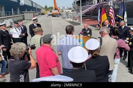 KIEL, Deutschland (17. Juni 2022) - Chef der Marineeinsätze ADM. Mike Gilday spricht mit den Medien zusammen mit Vizeadmiral Eugene Black, Befehlshaber der US-6.-Flotte, und Vizeadmiral Frank Lenski, Vizevorsteher der Deutschen Marine, während der AbschlussPressekonferenz von BALTOPS 22. BALTOPS 22 ist die wichtigste maritime Übung im Ostseeraum. Die Übung, geleitet von den USA Die Marinestreitkräfte Europa-Afrika, die von der NATO-Streik- und Stütztruppen der Marine exekutiert werden, bieten eine einzigartige Ausbildungsmöglichkeit, um kombinierte Reaktionsfähigkeiten zu stärken, die für die Wahrung der Freiheit der Schifffahrt und der Sicherheit in der Ostsee entscheidend sind Stockfoto