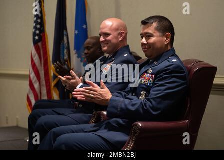 USA Oberstleutnant der Luftwaffe Richard Cheng, 628. Staffelführer der Sicherheitskräfte, applaudiert Familienmitgliedern während der SFS-Zeremonie 628. zur Befehlsänderung auf der Joint Base Charleston, South Carolina, 17. Juni 2022. Die SFS 628. bietet Truppenschutz, Strafverfolgung, physische Sicherheit und administrative Unterstützung für Personal der Joint Base Charleston und der Naval Weapons Station. Stockfoto