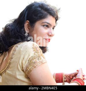 Wunderschöne Frau, die sich als indische Tradition verkleidet hat, mit Henna-Mehndi-Design auf beiden Händen, um das große Festival von Karwa Chauth mit schlichtem weißem B zu feiern Stockfoto