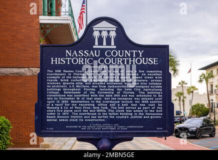 Fernandina, Florida, USA - 16. April 2022: Plaque erzählt die Geschichte des Nassau County Courthouse Stockfoto