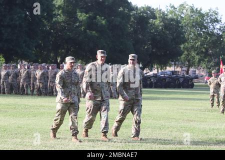 Oberst Daniel Blackmon, ehemaliger Befehlshaber der Brigade, 434. Artillerie-Brigade, Generalmajor Kenneth Kamper, kommandierender General, Fire Center of Excellence und Fort Sill, Und Oberst Michael Stewart, ankommender Brigadekommandant, 434. FA Brigade, inspiziert das Kommando, indem er am 17. Juni während der Zeremonie des Kommandowechsels auf Fort Sills Old Post Quadrangle ‚trooping the Line‘ betreibt. Die Prüfungstruppe und der Kommandeur inspizieren das Kommando, indem sie Truppen an der Linie anlegen. Stockfoto