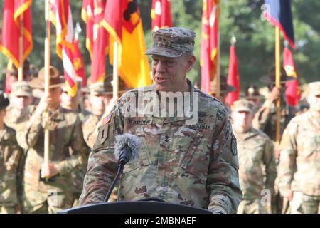 Generalmajor Kenneth Kamper, kommandierender General, Fire Center of Excellence und Fort Sill, steht auf dem Podium vor den Farben der Einheit für die Zeremonie zum 434. Kommandowechsel am 17. Juni 2022, In dem, was Kamper die "Kodak Momentleitfäden und Farben, die die Befehlskette vom Brigadekommandanten bis zum niedrigsten Soldaten repräsentieren" nannte. Stockfoto