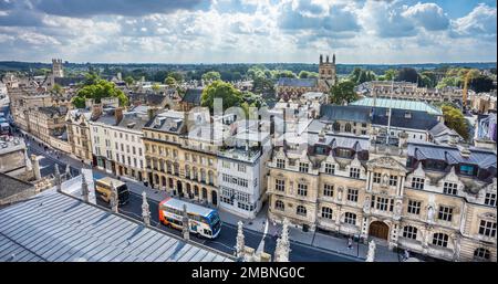 Blick vom Universitätskirchenturm auf die Oxford High Street und über die Dächer der Stadt, im Vordergrund der High Street Fassade Stockfoto