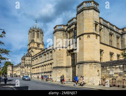 Südwestliche Ecke des Christ Church College Tom Quad, von der St. Aldate's Street im Zentrum von Oxford aus gesehen, mit Tom Tower, Oxfordhire, Südostengland Stockfoto