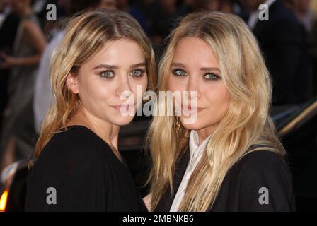 Ashley Olsen und Mary-Kate Olsen nehmen am 7. Juni 2010 an den CFDA Fashion Awards 2010 in der Alice Tully Hall des Lincoln Center in New York City Teil. Foto: Henry McGee/MediaPunch Stockfoto