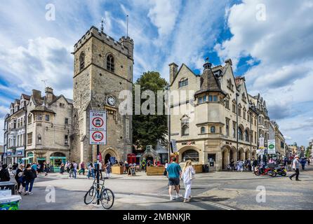 Carfax Kreuzung im Zentrum von Oxford mit Carfax Tower (auch bekannt als St. Martin's Tower), Oxfordshire, Südostengland Stockfoto