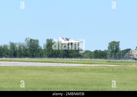 USA Air Force Major Jake Impellizzeriat, USA Air Force Demonstration Squadron „Thunderbirds“ Advance Pilot/Erzähler und Michael Lents, Fluglehrer der University of North Dakota, starten am 17. Juni 2022 in einem F-16C Kampfflugzeug gegen Falcon vom Luftwaffenstützpunkt Grand Forks, North Dakota. Im Rahmen des Programms „Hero“ der Luftdemonstrationsschwadron, das amerikanische Bürgerinnen und Bürger anspricht, die an Veränderungen in ihren Gemeinden arbeiten, flogen die Lents mit den Thunderbirds. Stockfoto