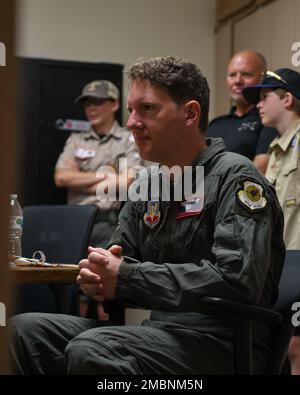 Michael Lents, Fluglehrer an der University of North Dakota, nimmt an einem Briefing vor dem Flug für seine Heimatstadt Hero mit den USA Teil Air Force Demonstration Squadron ‚Thunderbirds‘ 17. Juni 2022, am Luftwaffenstützpunkt Grand Forks, North Dakota. Lents ist ein Assistenzprofessor bei UND sowie Trainer für DAS UND Aerobic-Team. Stockfoto