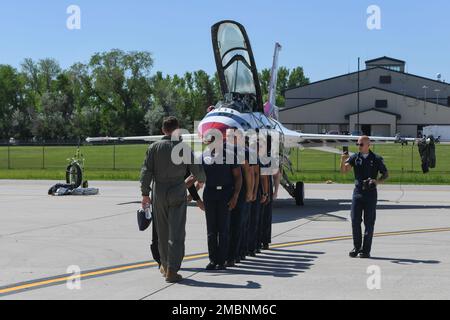 Michael Lents, Fluglehrer der University of North Dakota, wird von den USA begrüßt Demonstrationsgeschwader der Luftwaffe ‚Thunderbirds‘ vor dem Start am 17. Juni 2022 auf dem Luftwaffenstützpunkt Grand Forks, North Dakota. Lents begann seine Karriere in der Luftfahrt im Jahr 2001 und hat seitdem Hunderten von Schülern beim Fluglernen geholfen. Stockfoto