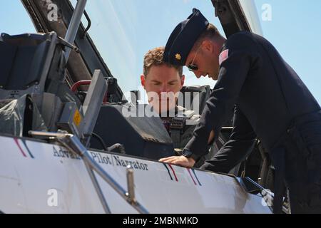 USA Air Force Major Jake Impellizzeriat, USA Air Force Demonstration Squadron ‚Thunderbirds‘ Pilot/Erzähler erklärt Flugverfahren Michael Lents, Fluglehrer der University of North Dakota, 17. Juni 2022, am Luftwaffenstützpunkt Grand Forks, North Dakota. Der fortgeschrittene Pilot/Erzähler, auch bekannt als Thunderbird Acht, erzählt die Thunderbirds-Darbietungen und fliegt mit Prominenten, Medien und Orientierungsflügen. Stockfoto