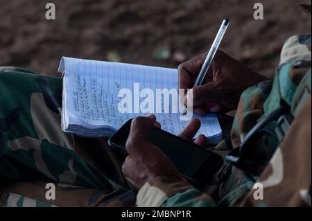 Mitglieder der Malawianischen Seestreitkräfte machen sich Notizen, wie sie von einem US-amerikanischen Unterricht in der Seeschifffahrt unterrichtet werden Operational Detachment Alpha (ODA)-Team während eines Joint Combined Exchange Training (JCET) in Monkey Bay, Malawi, 17. Juni 2022. JCETS verbessert die Beziehungen der USA zu Partnerländern durch den Aufbau und die Aufrechterhaltung kritischer Verbindungen zwischen Militär und Militär sowie durch die Verbesserung der gemeinsamen Bereitschaft und Interoperabilität der Verbündeten. Stockfoto