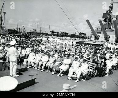 Die Zeremonie zur Inbetriebnahme der USS Alabama (BB-60) fand am 16. August 1942 statt. Captain George Wilson, der befehlshabende Offizier der Alabama, gab die Adresse und viele waren anwesend. Stockfoto