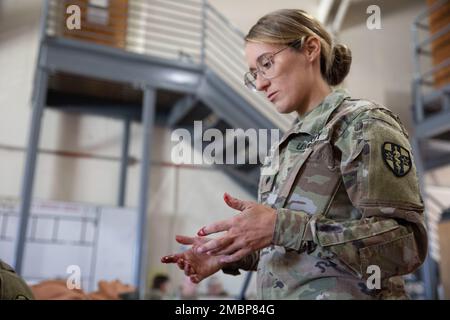 SPC. Kayley Schulten von der 7214. Medical Support Unit aus Garden Grove, Kalifornien, hilft bei der Schaffung realistischer Wunden in Fort Hunter Liggett, Kalifornien, 18. Juni 2022 während Global Medic 22-01. Ein breites Spektrum an Militärpersonal aus verschiedenen Ländern versammelte sich, um für verschiedene medizinische Situationen zu trainieren und sich vorzubereiten. Stockfoto