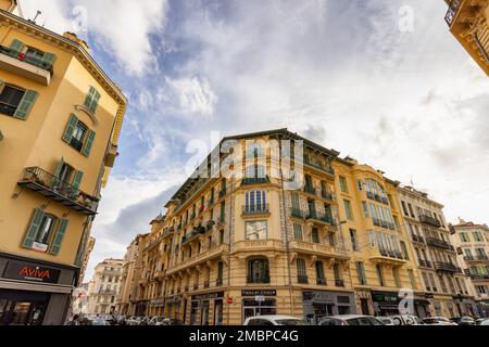 Alte architektonische Gebäude in der Innenstadt. Sonniger, Wolkiger Himmel. Stockfoto