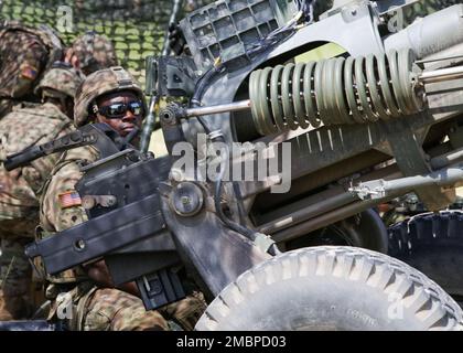 Ein Soldat der Nationalgarde von Georgia, dem 1. Bataillon, 118. Artillerie-Regiment in Savannah zugeteilt, wartet auf eine Feuermission für das M119 gezogene Howitzer-Waffensystem seines Teams am 18. Juni 2022 in Fort Stewart, Georgia Stockfoto