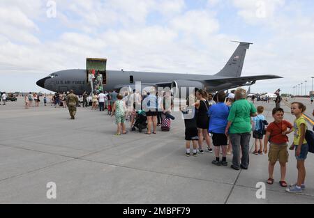 Teilnehmer der Northern Thunder Air and Space Expo warten in der Schlange, um während der Northern Thunder Air and Space Expo am 18. Juni 2022 am Luftwaffenstützpunkt Grand Forks, North Dakota, ein statisches KC-135 Stratotanker-Schauspiel zu sehen. Auf der expo wurden mehr als 20 Flugzeuge ausgestellt, darunter die Civil Air Patrol, die University of North Dakota, historische Flugzeuge und fast jede Militäranstalt. Stockfoto