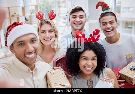 Weihnachtsfeier, Selfie und Geschäftsleute mit Geschenken, die Fotos machen, um sich zu erinnern. Weihnachtsporträt, Mitarbeiter oder eine Gruppe von Freunden, für die ein Foto gemacht wird Stockfoto
