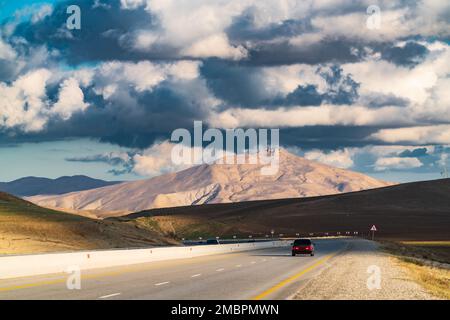 Kurvenreiche Straße durch einen Bergpass Stockfoto