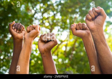 Das Konzept der Einheit in Vielfalt oder Gleichheit zeigt sich durch eine Gruppe von Fausthänden, die im märz aufstehen Stockfoto