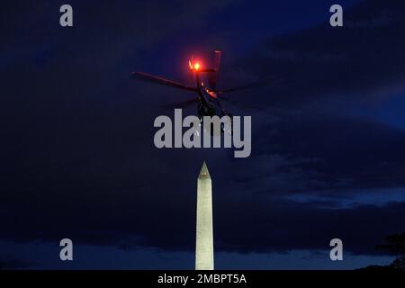 Marine One, mit US-Präsident Joe Biden an Bord, startet vom Weißen Haus am 20. Januar 2023 in Washington, DC nach Rehoboth Beach, Delaware. Guthaben: Yuri Gripas/Pool über CNP Stockfoto