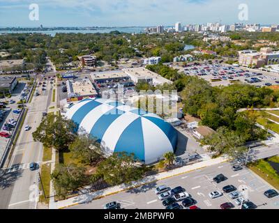 Sarasota, FL, USA - 18. Januar 2023: Luftdrohne Foto Sailor Circus Zelt Stockfoto