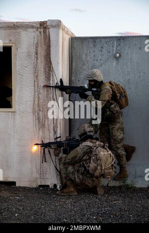 Yakima, Washington, USA Die Militärkadetten trainieren mit der 1. Special Forces Group (Airborne), während sie am 19. Juni 2022 an einer simulierten Feuerbekämpfung im Yakima Training Center teilnahmen. Sage Eagle ist eine Schulungsveranstaltung in den USA Army Infanterie, Special Operations Forces und Marines tauschen ihre Fähigkeiten und Best Practices mit Kadetten aus dem ganzen Land aus, um sie besser als Führer im Kampf auszustatten. Während des Trainings führten die Soldaten verschiedene Kampfeinsätze durch, darunter zivile Einsätze, taktische Kampfverletzten, Nahkampf, Landnavigation und mehrere Einfügemethoden in einem CO Stockfoto