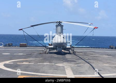 220619-N-N3764-1001 KARIBISCHES MEER - (19. Juni 2022) -- ein unbesetztes MQ-8B-Feuerspähfahrzeug, das an das Helicopter Sea Combat Squadron (HSC) 28, Einheit 8, angeschlossen ist, steht auf dem Flugdeck an Bord des Küstenschiffes USS Billings (LCS 15) bereit, 19. Juni 2022. Billings wird in das US-Flottengebiet 4. entsandt, um die Mission der Joint Interagency Task Force South zu unterstützen, zu der auch Missionen zur Bekämpfung des illegalen Drogenhandels in der Karibik und im östlichen Pazifik gehören. Stockfoto
