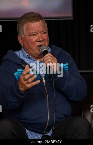 Schauspieler William Shatner spricht mit Fans auf der jährlichen Washington State Summer Con auf dem State Fairgrounds in Puyallup, Washington, am 18. Juni 2022. Neben den berühmten Gästen lernten die Teilnehmer auch die Wachmänner kennen, erfuhren mehr über militärische Ausrüstung und die Mission der Washington National Guard. Stockfoto