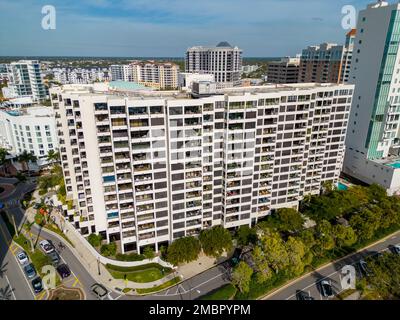 Sarasota, FL, USA - 18. Januar 2023: Luftfoto Bay Plaza Condominium Sarasota Stockfoto