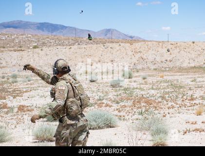 Airman First Class Robert Hawkins, Mitglied des 152. Security Forces Squadron (SFS), wirft eine Stachelballgranate während einer Trainingsveranstaltung in den USA Army Freedom Ranges, Hawthorne, Nevada, 19. Juni 2022. 152 Mitglieder der SFS nahmen an einer fünftägigen Schulung Teil, die verschiedene Veranstaltungen zur Verbesserung der Waffen- und Technikkompetenz umfasste. Stockfoto