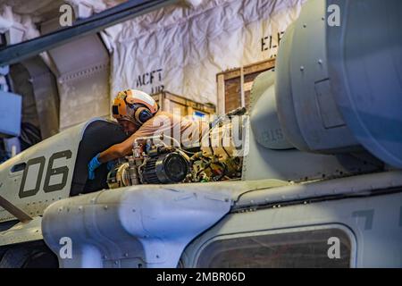 220619-N-NR343-1002 GOLF VON ADEN (19. Juni 2022) Aviation Mechanic (Structural) Airman Apprentice Makiha Walker, zugewiesen an die „Sea Knights“ des Hubschrauber-Kampfgeschwaders Sea Combat Squadron (HSC 22), führt die Wartung der Drehmomentwelle auf einem MH-60s Sea Hawk Hubschrauber an Bord des kleinen Kampfschiffs USS Sioux City (LCS 11) durch, Im Golf von Aden. Juni 19. Sioux City wird im US-5.-Flottengebiet eingesetzt, um die Sicherheit und Stabilität des Seeverkehrs im Nahen Osten zu gewährleisten. Stockfoto